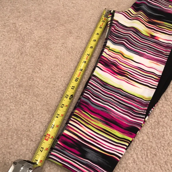 1 Hour NWT Nike fushia & black capri workout pants - Picture 4 of 7